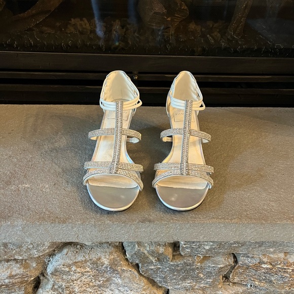 New York Transit Elegant Silver Strappy Women's Sandals - Picture 1 of 6